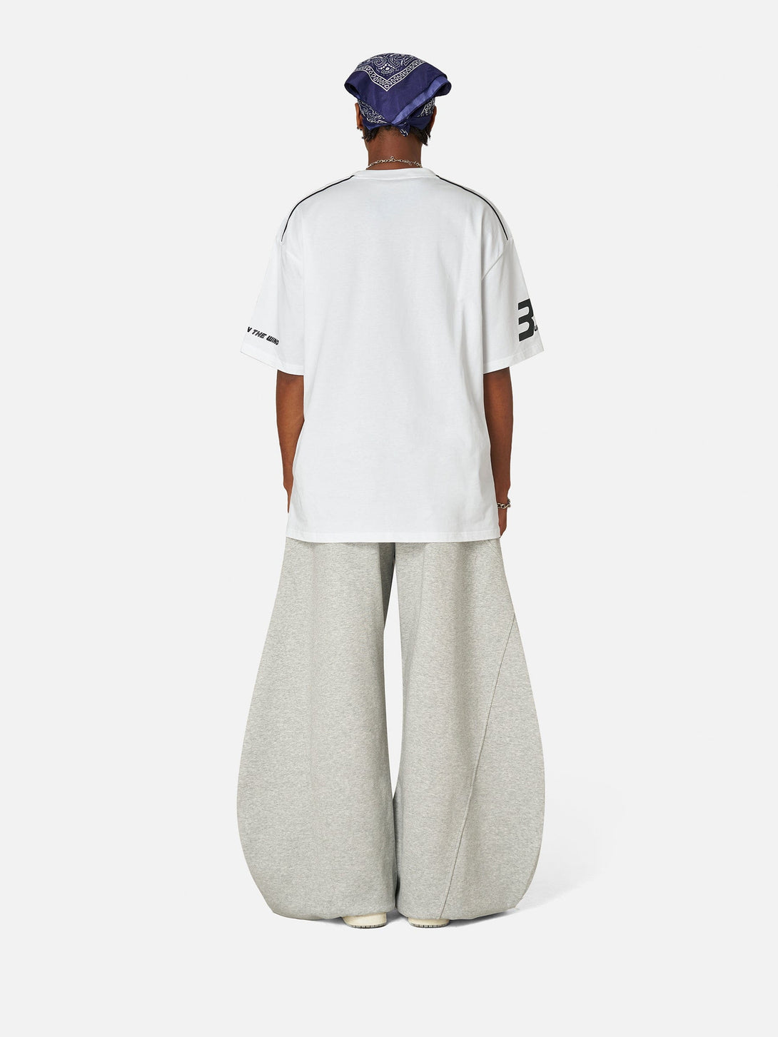 HEIGHT: 6'  WEIGHT: 159LBS WEARING: XL