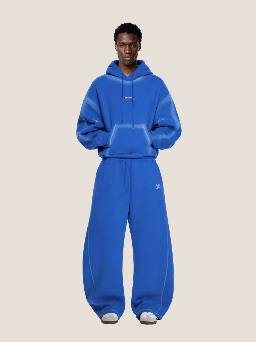 HEIGHT: 6'5"
WEIGHT: 157LBS
WEARING: XL