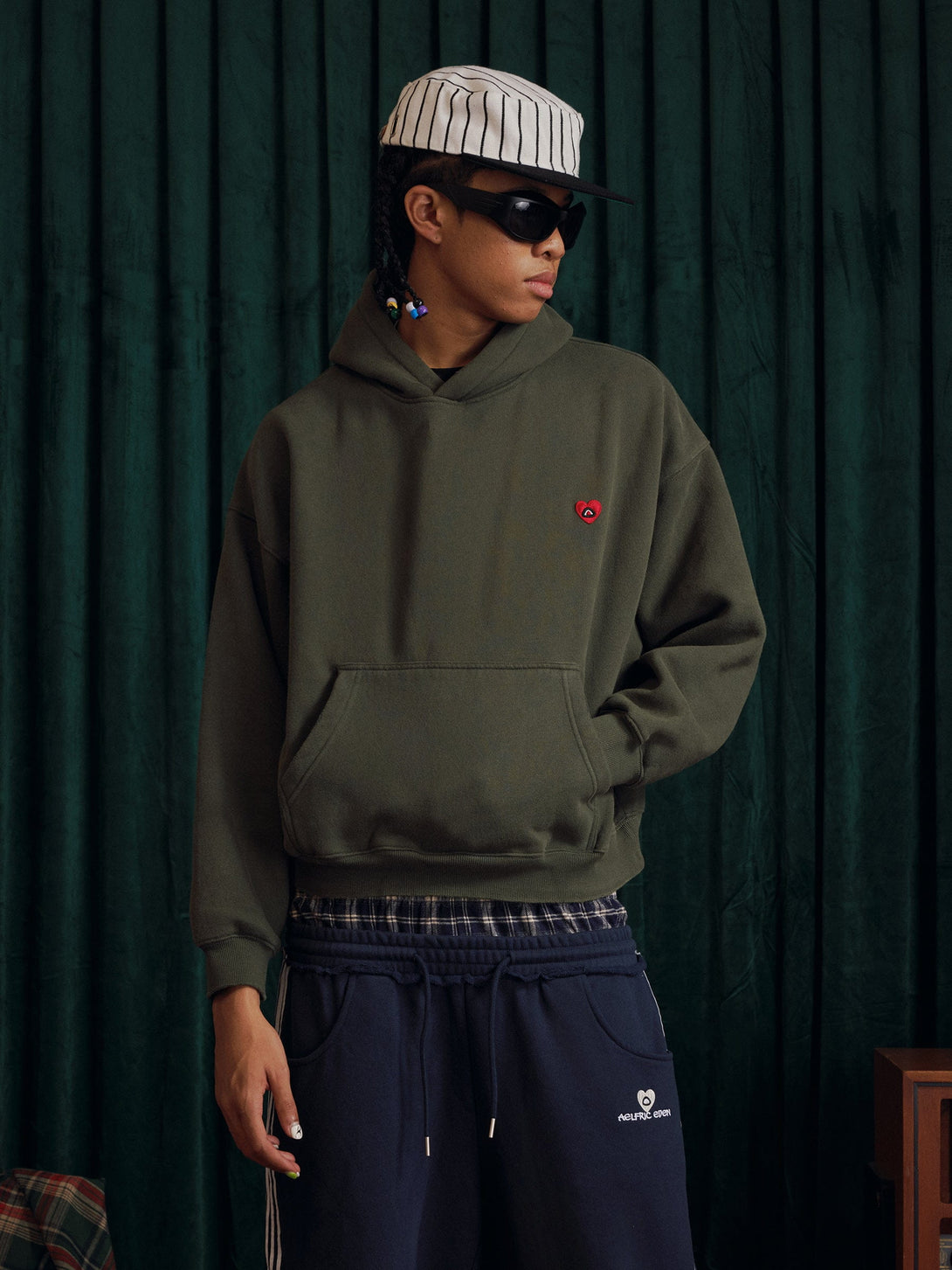 HEIGHT:6'5" WEIGHT:157LBS WEARING:XL