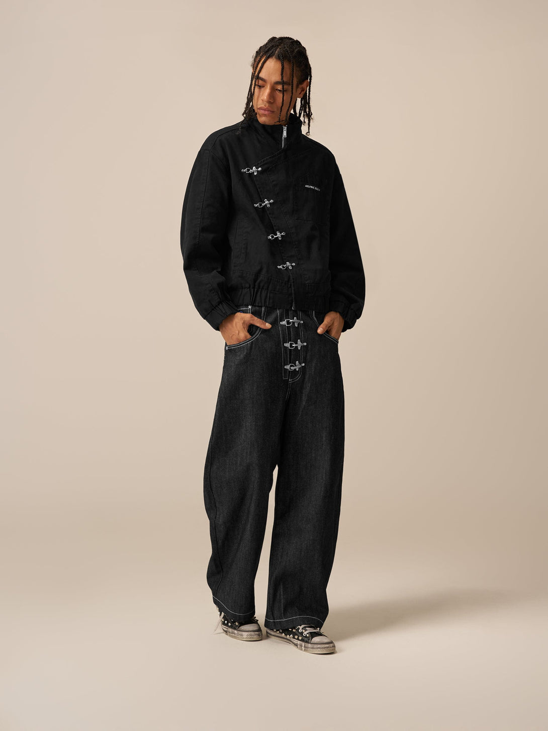 HEIGHT:6'2'' WEIGHT:159LBS WEARING:L